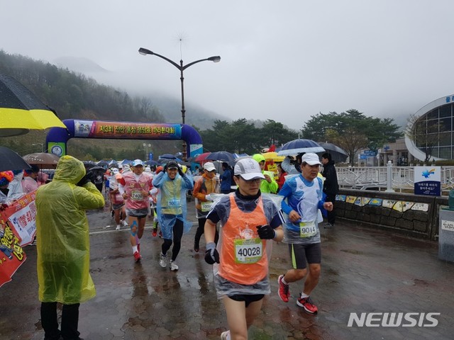 【진안=뉴시스】한훈 기자 = 전북 진안지역에서 ‘제4회 진안홍삼 용담호 마라톤대회’가 봄의 초입을 알리는 내달 10일 용담댐 광장에서 열린다. 이번 대회는 진안군체육회가 주최하고 진안군육상연맹와 전국마라톤협회의 주관으로 마련됐다. 2019.02.21.(사진=진안군 제공) photo@newsis.com 