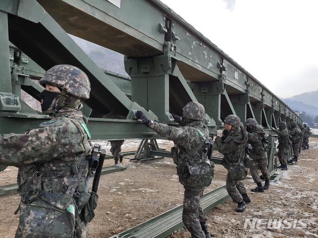 【화천=뉴시스】한윤식 기자 = 육군 2공병여단 장병들이 지난 20일 강원 화천 북한강 일대에서 실시된 혹한기 전술훈련에서 간편조립교를 구축하고 있다.(사진=육군 2공병여단 제공) ysh@newsis.com   