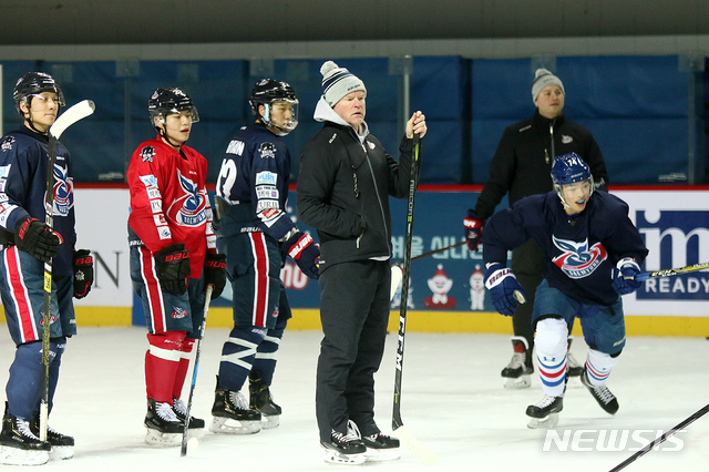 【서울=뉴시스】 아이스하키 대명 콘스탄틴 감독 (사진 = 대명 제공)