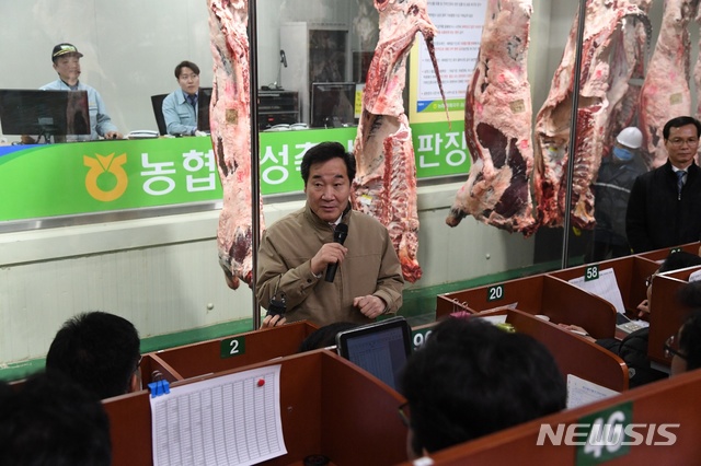 【서울=뉴시스】이낙연 국무총리가 21일 충북 음성축산공판장을 찾아 축산업 관계자들을 격려하고 있다. 2019.02.21. (사진=이낙연 총리 SNS) 