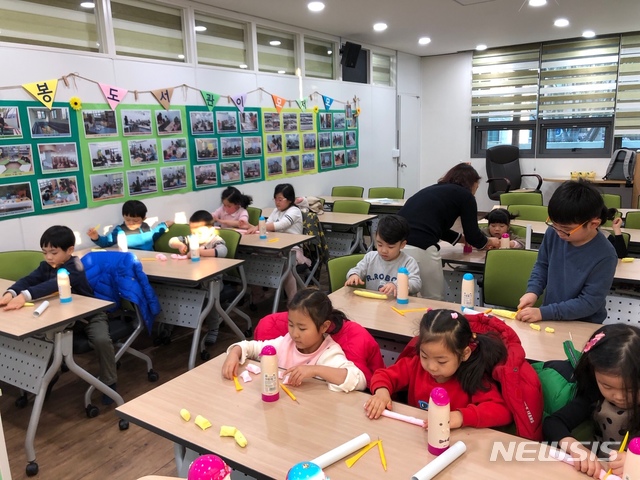 【울산=뉴시스】안정섭 기자 = 울산시 남구는 구립 월봉도서관이 '2019년 작은도서관 문화가 있는 날' 공모사업에 선정됐다고 21일 밝혔다. 사진은 지난달 월봉도서관에서 운영된 겨울방학 특강 '쫀득쫀득 클레이랑 놀자' 수업 현장. 2019.02.21. (사진=울산 남구 제공) photo@newsis.com