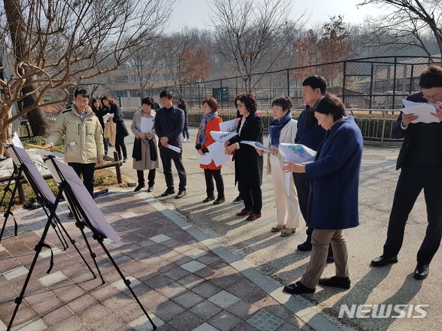 【전주=뉴시스】한훈 기자 =21일 전북 전주시의회 복지환경위원회는 전주동물원과 ‘LID(Low-Impact Development, 저영향개발) 그린빗물인프라’ 조성사업 현장을 찾았다.2019.02.21.(사진=전주시 제공) photo@newsis.com  