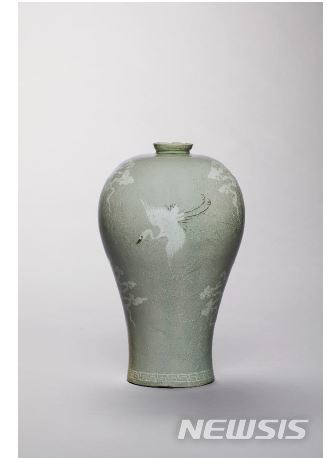 【서울=뉴시스】 청자 흑백상감운학문 매병GORYEO DYNASTY (12TH CENTURY)31.8 cm highUSD 300,000-400,000