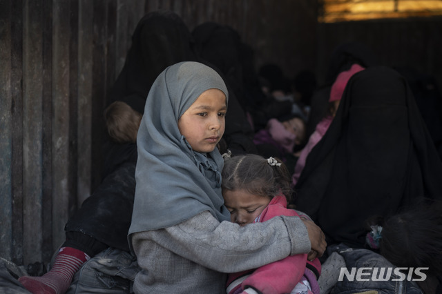 【바구즈(시리아)=AP/뉴시스】 20일(현지시간) 시리아 동부 바구즈 지역에서 어린 아이가 동생으로 보이는 아이를 껴안고 있다. 이슬람 수니파 무장조직 이슬람국가(IS)의 마지막 거점지인 시리아 바구즈에서는 현재 시리아민주군(SDF)의 주도로 마지막 민간인 대피 작전이 진행 중이다. 2019.02.22.