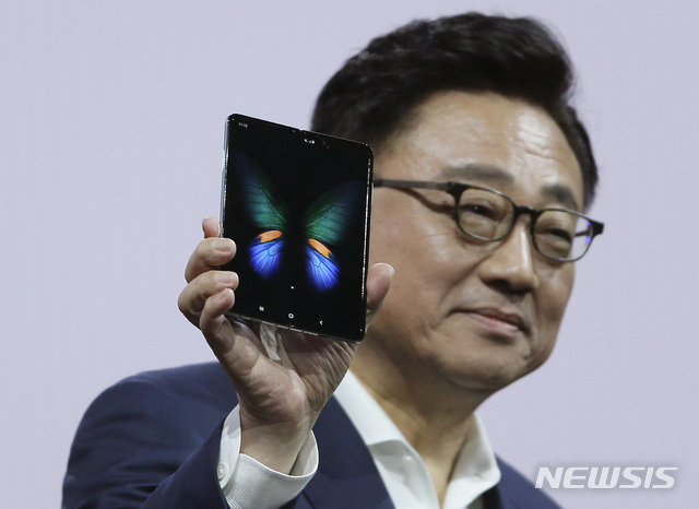 삼성전자 IM부문장 고동진 사장이 폴더블 스마트폰 ‘갤럭시 폴드(Galaxy Fold)’를 들고 포즈를 취하고 있다. (뉴시스DB 2019.02.21.)