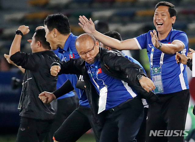 【서울=뉴시스】뉴시스 김진아 기자가 21일 제193회 이달의 보도사진상 sports feature 부문에서 박항서, '회심의 어퍼컷'으로 우수상을 수상했다. 사진은 지난달 8일 아랍에미리트 아부다비 자예드 스포츠 시티 스타디움에서 열린 2019 AFC 아시안컵 조별리그 D조 1차전 베트남과 이라크의 경기, 베트남 응우옌 콩 푸엉이 역전골을 넣자 박항서 감독이 기뻐하고 있는 모습. 2019.02.21. photo@newsis.com