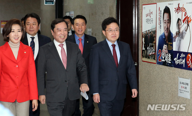 【서울=뉴시스】이종철 기자 = 21일 서울 여의도 국회에서 열린 자유한국당 비상대책위원회 회의에 참석하는 김병준 비대위원장과 나경원 원내대표가 의견을 나누며 대표 후보자 포스터 앞을 지나가고 있다. 2019.02.21. jc4321@newsis.com