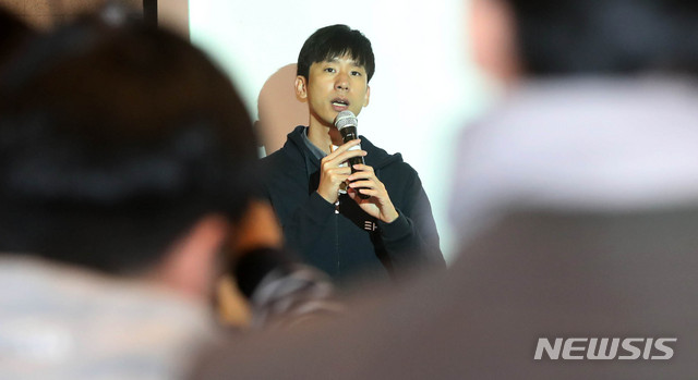 【서울=뉴시스】추상철 기자 = VCNC의 종합 모빌리티 플랫폼 '타다 프리미엄' 론칭 미디어 데이가 열린 21일 오전 서울 성동구 헤이그라운드에서 박재욱 VCNC 대표가 '타다 프리미엄'에 대한 설명을 하고 있다. 택시와 협업을 통한 택시 서비스인 '타다 프리미엄'은 오는 4월 시작된다. 2019.02.21. scchoo@newsis.com