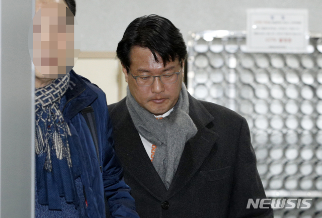 【서울=뉴시스】 고범준 기자 = 김태효 전 청와대 대외전략기획관이 21일 오전 서울 서초구 중앙지방법원에서 열린 1심 공판에서 벌금 1000만원을 선고 받은 뒤 퇴장하고 있다. 2019.02.21. photo@newsis.com