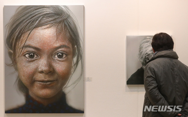 【서울=뉴시스】배훈식 기자 = 21일 오전 서울 강남구 코엑스에서 개막한 제37회 2019 화랑미술제를 찾은 시민이 작품을 감상하고 있다. 이번 미술제는 오는 24일까지 계속된다. 2019.02.21. dahora83@newsis.com