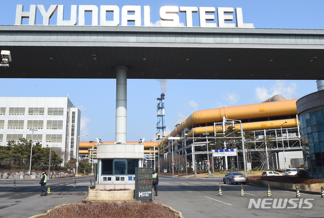 【당진=뉴시스】함형서 기자 = 전날 오후 5시 30분께 충남 당진시 송악읍 현대제철 당진공장에서 근로자가 컨베이어밸트에 끼어 숨지는 사고가 발생한 가운데 사진은 21일 오후 현대제철 당진 공장 모습. 2019.02.21.foodwork23@newsis.com