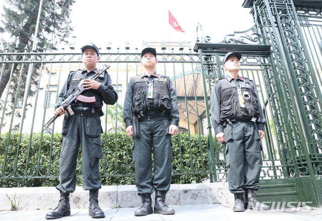 【하노이(베트남)=뉴시스】 전진환 기자 = 북미정상회담을 앞두고 21일 오전(현지시각) 하노이 영빈관 앞에 경찰 병력이 배치되 경비를 서고 있다. 2019.02.21. amin2@newsis.com