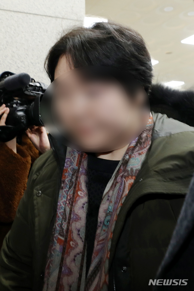 【서울=뉴시스】김병문 수습기자 = 이대목동병원 신생아 4명 집단 사망과 관련, 관리 지침 위반과 지도·감독 의무 소홀로 인한 혐의를 받고 있는 주치의 조수진 교수가 선고기일에 참석하기 위해 지난 21일 오후 서울 양천구 서울남부지방법원에 출석하고 있다. 2019.02.21. dadazon@newsis.com