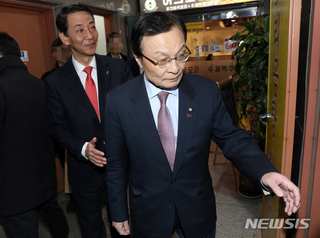 【서울=뉴시스】박영태 기자 = 이해찬 더불어민주당 대표가 21일 오전 서울 영등포구 여의도 한 식당에서 진행된 금융투자업계 대표 오찬 간담회에 참석하기 위해 권용원 금융투자협회장과 함께 입장하고 있다. 2019.02.21. since1999@newsis.com