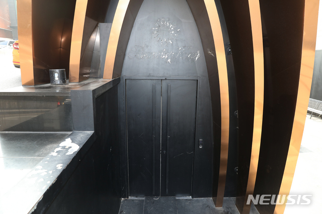 【서울=뉴시스】조성봉 기자 = 지난달 21일 오전 마약 투약과 성폭력 의혹이 불거진 서울 강남 클럽 '버닝썬'에 증거인멸 우려가 제기되면서 진행 중이던 철거가 중단됐다. 2019.02.21.suncho21@newsis.com