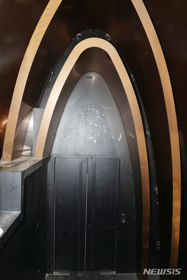 【서울=뉴시스】조성봉 기자 = 21일 오전 마약 투약과 성폭력 의혹이 제기되고 있는 서울 강남구 역삼동 클럽 '버닝썬'이 증거인멸 우려에 철거가 중단돼 문이 굳게 닫혀있다. 경찰은 지난 18일 오후 (버닝썬이 입점한) 호텔 측에서 클럽을 철거해도 될지 의견을 구했고 , 증거가 남아있을 수 있기 때문에 철거를 중단하라고 요청했다. 2019.02.21.suncho21@newsis.com