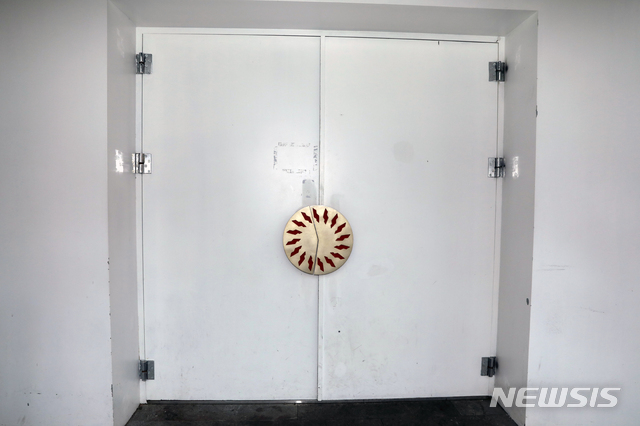 【서울=뉴시스】조성봉 기자 = 21일 오전 마약 투약과 성폭력 의혹이 제기되고 있는 서울 강남구 역삼동 클럽 '버닝썬'이 증거인멸 우려에 철거가 중단돼 문이 굳게 닫혀있다. 경찰은 지난 18일 오후 (버닝썬이 입점한) 호텔 측에서 클럽을 철거해도 될지 의견을 구했고 , 증거가 남아있을 수 있기 때문에 철거를 중단하라고 요청했다. 2019.02.21. suncho21@newsis.com