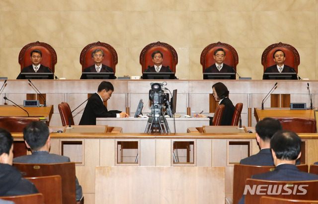 【서울=뉴시스】배훈식 기자 = 21일 오후 서울 서초구 대법원 대법정에서 김명수(왼쪽 세번째) 대법원장을 비롯한 대법관들이 노동가동연한 상향에 대한 전원합의체 판결을 위해 앉아 있다. 2019.02.21. dahora83@newsis.com