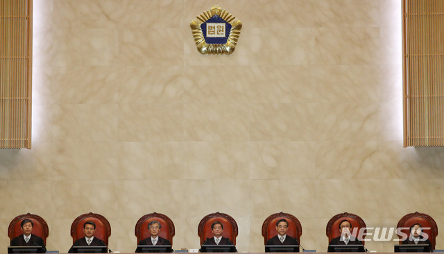 【서울=뉴시스】배훈식 기자 = 21일 오후 서울 서초구 대법원 대법정에서 김명수(왼쪽 네번째) 대법원장을 비롯한 대법관들이 노동가동연한 상향에 대한 전원합의체 판결을 위해 앉아 있다. 2019.02.21.&nbsp; dahora83@newsis.com