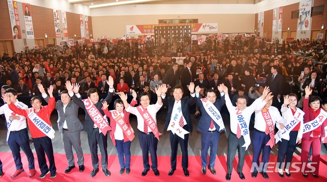 【부산=뉴시스】 하경민 기자 = 21일 오후 부산 해운대구 벡스코 컨벤션홀에서 열린 자유한국당 제3차 전당대회 부산·울산·경남·제주 합동연설회에 참석한 황교안(왼쪽 여섯번째부터), 오세훈, 김진태 당 대표 후보 등이 연설회에 앞서 단체로 지지자들에게 인사하고 있다. 2019.02.21.&nbsp; yulnetphoto@newsis.com