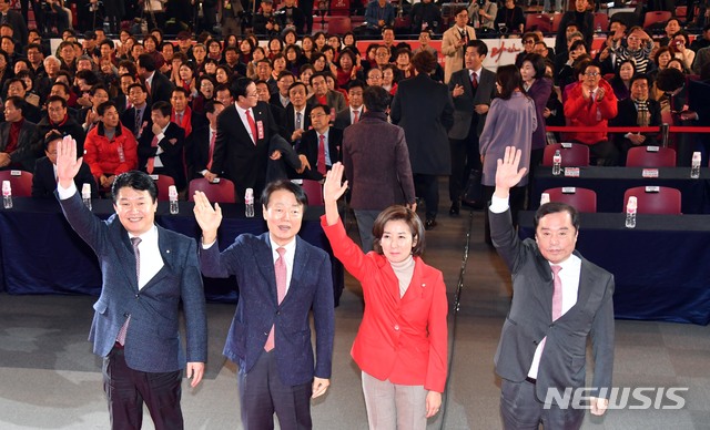 【부산=뉴시스】 하경민 기자 = 21일 오후 부산 해운대구 벡스코 컨벤션홀에서 열린 자유한국당 제3차 전당대회 부산·울산·경남·제주 합동연설회에 참석한 당 지도부들이 인사하고 있다. 2019.02.21.&nbsp; yulnetphoto@newsis.com 