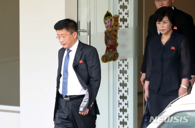 【하노이(베트남)=뉴시스】 전진환 기자 = 북미정상회담을 앞두고 베트남 하노이에 도착한 김혁철 북한 국무위원회 대미 특별대표가 김성혜 통일전선부 통일책략실장과 21일 오후(현지시각) 어딘가로 가기 위해 영빈관을 나와 차량으로 향하고 있다. 2019.02.21.&nbsp; amin2@newsis.com