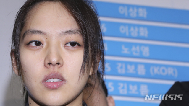 【서울=뉴시스】최진석 기자 = 김보름이 지난 2019년 2월21일 서울 노원구 태릉 국제스케이트장에서 열린 '제100회 전국동계체육대회 스피드스케이팅' 2일차 경기 여자일반부 3000m 결승에 출전 뒤 노선영 관련 인터뷰를 하고 있다. 2019.02.21. myjs@newsis.com