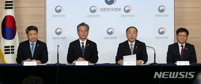 【서울=뉴시스】이영환 기자 = 홍남기 경제부총리 겸 기획재정부 장관이 21일 오후 서울 종로구 정부서울청사에서 '상생형 지역일자리 모델 확산방안' 관계부처 합동브리핑을 하고 있다. 2019.02.21. 김학도(왼쪽부터) 중소벤처기업부 차관, 성윤모 산업통상자원부 장관, 홍남기 경제부총리 겸 기획재정부 장관, 임서정 고용노동부 차관.&nbsp; 20hwan@newsis.com 