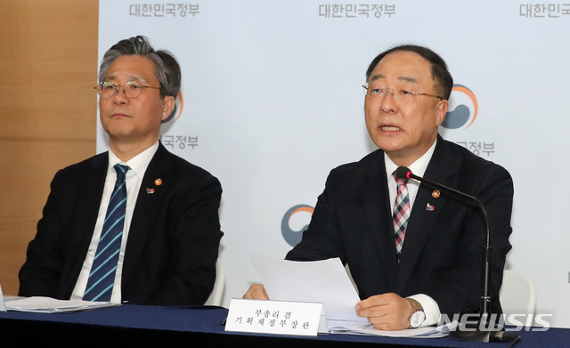 【서울=뉴시스】이영환 기자 = 홍남기 경제부총리 겸 기획재정부 장관이 21일 오후 서울 종로구 정부서울청사에서 '상생형 지역일자리 모델 확산방안' 관계부처 합동브리핑을 하고 있다. 왼쪽은 성윤모 산업통상자원부 장관.2019.02.21.&nbsp; 20hwan@newsis.com 