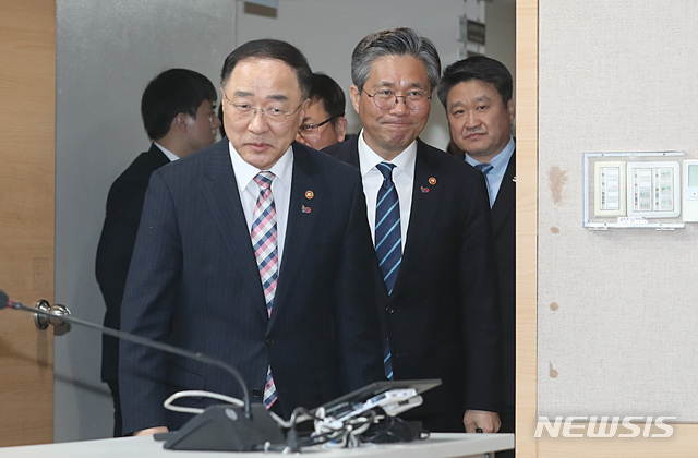【서울=뉴시스】이영환 기자 = 홍남기 경제부총리 겸 기획재정부 장관과 성윤모 산업통상자원부 장관이 21일 오후 서울 종로구 정부서울청사에서 열린 '상생형 지역일자리 모델 확산방안' 관계부처 합동브리핑에 참석하고 있다. 2019.02.21. 20hwan@newsis.com