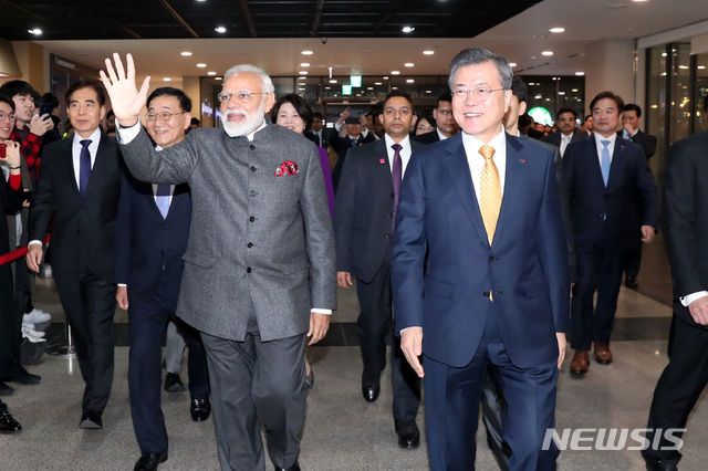 【서울=뉴시스】전신 기자 = 문재인 대통령과 나렌드라 모디 인도 총리가 21일 서울 서대문구 연세대학교에서 열린 마하트마 간디 흉상 제막식에 참석하며 환영 인파를 향해 인사하고 있다. 2019.02.21.&nbsp; photo1006@newsis.com