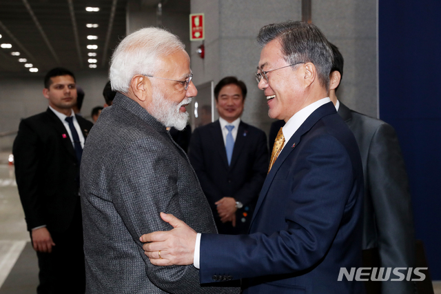 【서울=뉴시스】전신 기자 = 문재인 대통령과 나렌드라 모디 인도 총리가 21일 서울 서대문구 연세대학교에서 열린 마하트마 간디 흉상 제막식 참석 전 인사하고 있다. 2019.02.21. photo1006@newsis.com