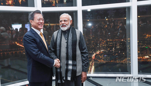 【서울=뉴시스】박진희 기자 = 국빈 방한중인 나렌드라 모디 인도 총리와 문재인 대통령 내외가 21일 오후 서울 송파구 롯데월드타워 서울스카이 전망대를 방문, 서울야경을 관람하고 있다. 2019.02.21.&nbsp; pak7130@newsis.com 
