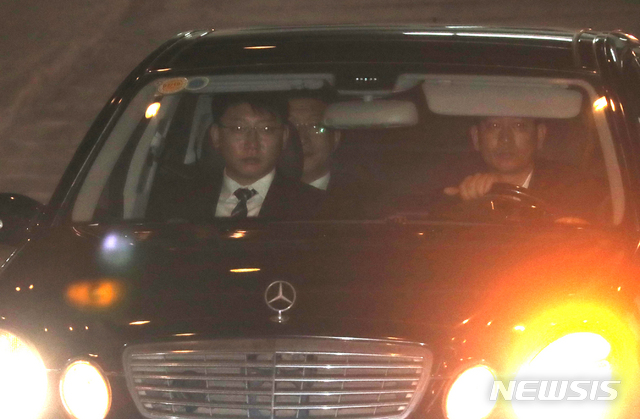 【하노이(베트남)=뉴시스】 전진환 기자 = 북미정상회담을 앞두고 21일 오후(현지시각) 베트남 하노이 오텔 뒤 파르크 하노이 호텔에서 김혁철 북한 국무위원회 대미 특별대표가 스티브 비건 미 국무부 대북정책특별대표와 첫 의제 협상을 마치고 차량으로 떠나고 있다. 2019.02.21.  amin2@newsis.com