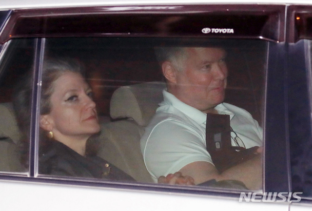 【하노이(베트남)=뉴시스】고승민 기자 = 제2차 북미정상회담을 6일 앞두고 의제협상이 진행중인 21일 오후(현지시각) 스티븐 비건 미국 국무부 대북정책 특별대표가 베트남 하노이 미국대사관을 방문, 다시 건물을 나서고 있다. 2019.02.21. kkssmm99@newsis.com