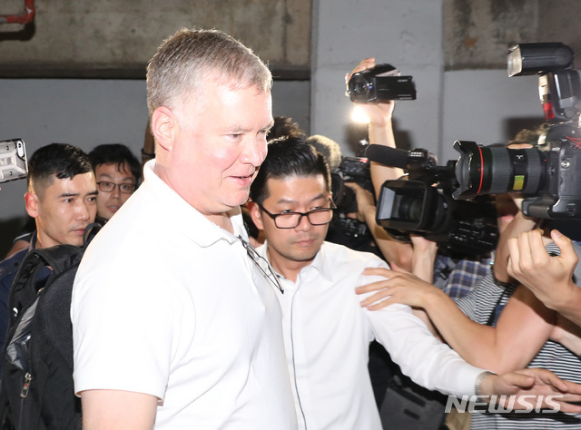 【하노이(베트남)=뉴시스】 전진환 기자 = 북미정상회담을 앞두고 21일 오후(현지시각) 베트남 하노이 숙소인 오텔 뒤 파르크 하노이 호텔에서 김혁철 북한 국무위원회 대미 특별대표와 의제조율 첫 협상을 마친 스티브 비건 미 국무부 대북정책특별대표가 주 베트남 미대사관 방문 후 숙소로 돌아오고 있다. 2019.02.21.  amin2@newsis.com