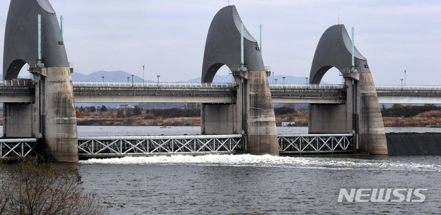 [나주=뉴시스]영산강 승촌보 수문이 개방돼 방류가 이뤄지는 모습. (사진= 뉴시스 DB). 2012.02.22. photo@newsis.com