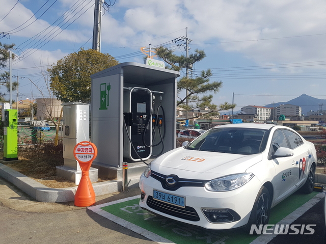 【고성(경남)=뉴시스】신정철 기자 = 경남 고성군은 최근 환경문제가 되고 있는 미세먼지의 원인 중 하나인 자동차 배출가스를 저감하기 위한 대책의 일환으로 전기자동차 구매지원 사업을 시행한다고 22일 밝혔다.. 보급차종은 환경부의 전기자동차 관련 인증을 완료한 차량으로 차종에 따라 1356만원부터 최대 1500만원까지 지원한다.사진은 고성읍사무소에 설치·운영중인 전기차 충전소 모습이다.2019.02.22.(사진=고성군 제겅) photo@newsis.com