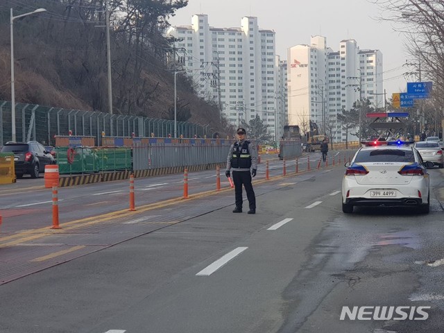 【부산=뉴시스】 하경민 기자 = 부산 사상경찰서는 22일 사상구 엄궁동과 사하구 하단동 사이 지하철 공사구간 옆 절개지에서 붕괴 우려가 나타나 이 일대 왕복 6차로(을숙도 초등학교→엄궁 방향, 엄궁동 롯데마트→을숙도 초등학교 방향)를 전면 통제한 채 강변도로로 우회 조치하고 있다고 밝혔다. 2019.02.22. (사진=부산경찰청 제공)yulnetphoto@newsis.com