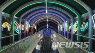  【부산=뉴시스】허상천 기자 = 부산시는 광복로에서 용두산공원으로 가는 에스컬레이터 캐노피 지붕에 미디어 디스플레이를 설치해 부산의 다양한 이미지를 미디어아트로 재현하는 현대적 관광컨텐츠를 운영한다고 22일 밝혔다. 2019.02.22. (사진 = 부산시 제공) photo@newsis.com