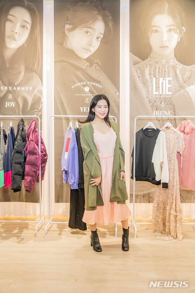 【서울=뉴시스】 뉴욕 패션 쇼룸 ‘더 셀렉츠(The Selects)’의 첫 번째 콜라보레이션 프로젝트 ‘더 셀렉츠×레드벨벳(The Selects×Red velvet)’의 일환으로 히든 포레스트 마켓(Hidden Forest Market)과 레드벨벳 예리의 컬렉션을 선보이고 있다.