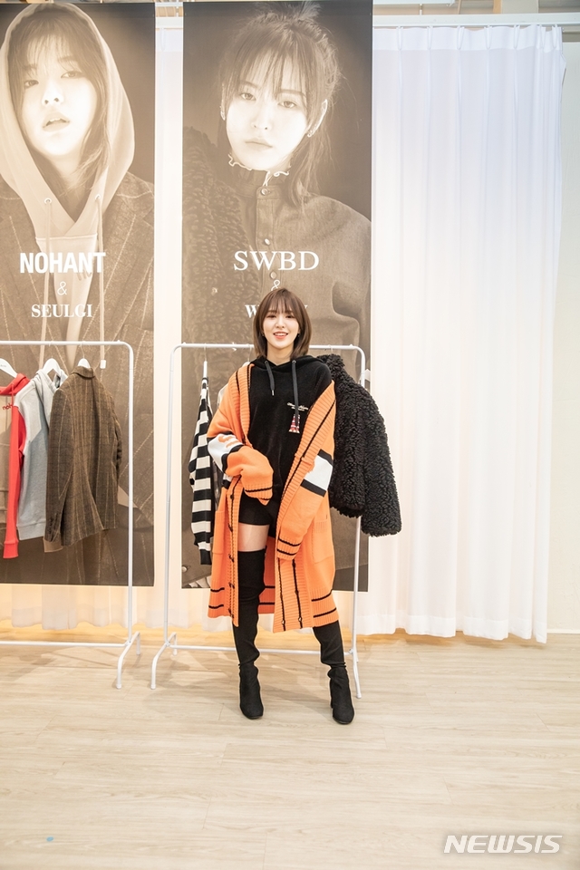 【서울=뉴시스】 뉴욕 패션 쇼룸 ‘더 셀렉츠(The Selects)’의 첫 번째 콜라보레이션 프로젝트 ‘더 셀렉츠×레드벨벳(The Selects×Red velvet)’의 일환으로 소윙 바운더리(SWBD)와 레드벨벳 웬디의 컬렉션을 선보이고 있다.