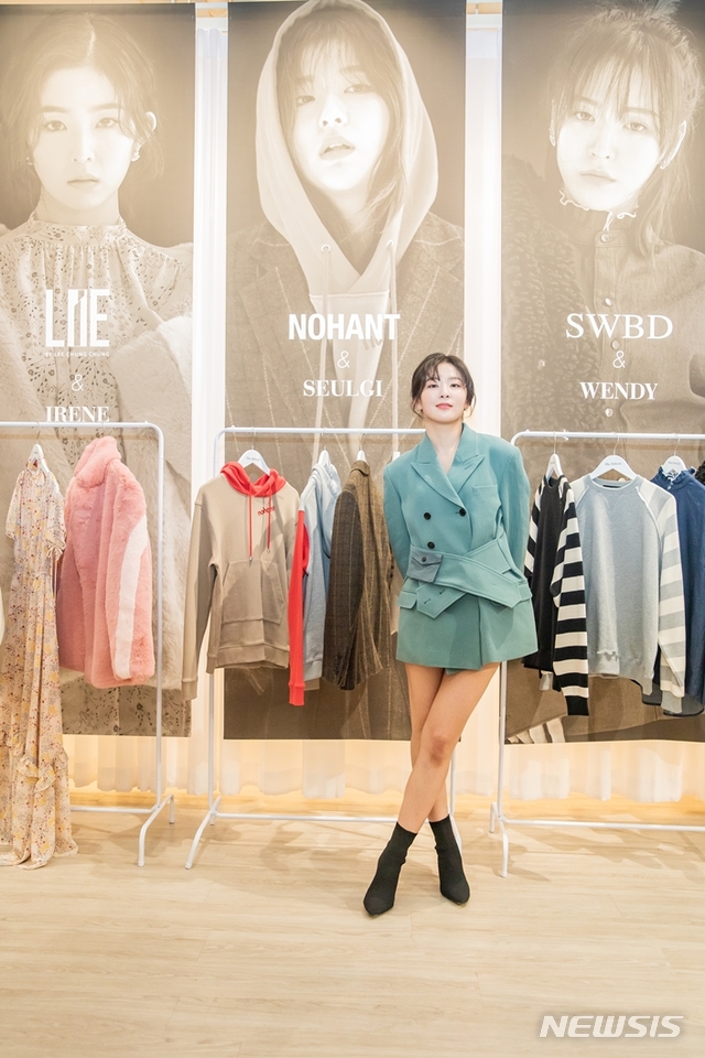 【서울=뉴시스】 뉴욕 패션 쇼룸 ‘더 셀렉츠(The Selects)’의 첫 번째 콜라보레이션 프로젝트 ‘더 셀렉츠×레드벨벳(The Selects×Red velvet)’의 일환으로 노앙(NOHANT)과 레드벨벳 슬기의 컬렉션을 선보이고 있다.