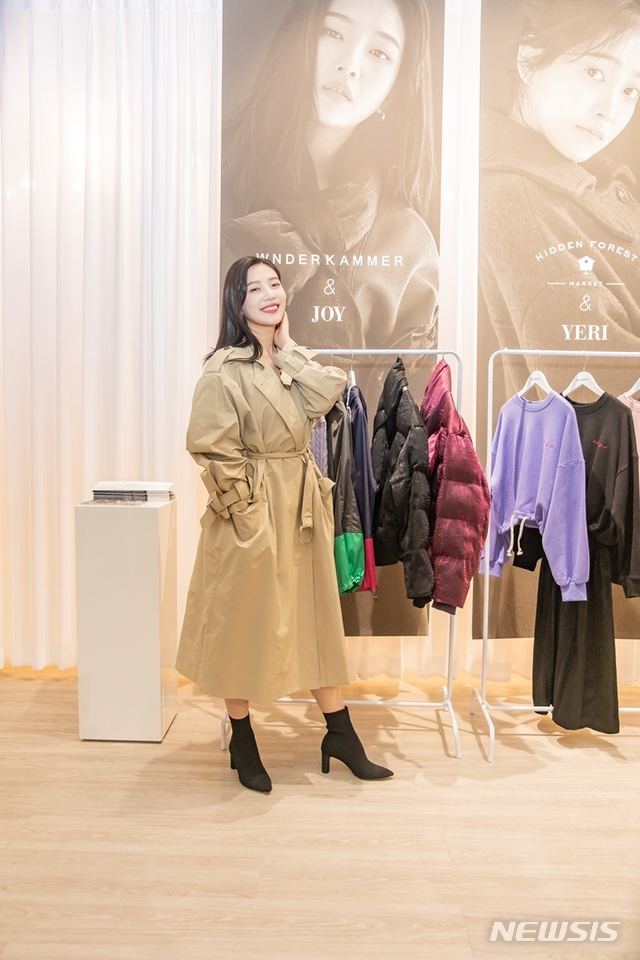 【서울=뉴시스】 뉴욕 패션 쇼룸 ‘더 셀렉츠(The Selects)’의 첫 번째 콜라보레이션 프로젝트 ‘더 셀렉츠×레드벨벳(The Selects×Red velvet)’의 일환으로 분더캄머(WNDERKAMMER)와 레드벨벳 조이의 컬렉션을 선보이고 있다.