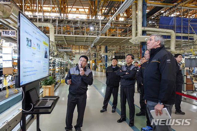 지난해 2월 르노삼성 부산공장을 찾은 르노그룹 호세 비센테 데로스 모소스 부회장.(자료사진)