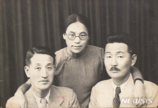 【서울=뉴시스】1937년 난징에서 만난 권기옥과 남편 이상정(오른쪽 아래), 시동생 이상화(왼쪽 아래) 시인. 2019.02.22 (제공=권기옥 유족 권현 광복회 이사장)