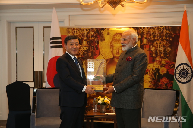 【김해=뉴시스】김상우 기자 = 경남 김해시는 한국을 국빈 방문중인 인도 나렌드라 모디 총리에게 ‘석가모니 보리수’를 기증받았다고 22일 밝혔다. 2019.02.22 (사진=김해시 제공) photo@newsis.com 