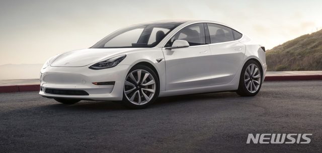 【서울=뉴시스】 컨슈머리포트는 21일(현지시간) 테슬라 모델3를 추천 리스트에서 제외한다고 밝혔다. 이 매체는 회원들을 상대로 한 조사에서 모델3의 트림, 페인트, 전자장치 등에 대한 여러 불만이 제기돼 신뢰성이 하락했다고 설명했다. 2019.2.22(사진 출처 : 테슬라 홈페이지)