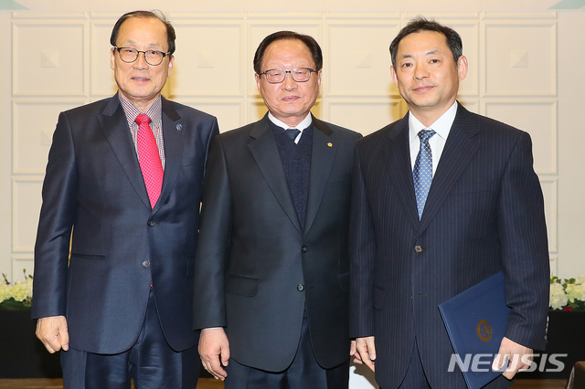 【완주=뉴시스】윤난슬 기자 = 서하진 거암장학회 이사장(가운데), 우석대에 1000만원 기탁. 2019.02.22.(사진=우석대 제공) photo@newsis.com