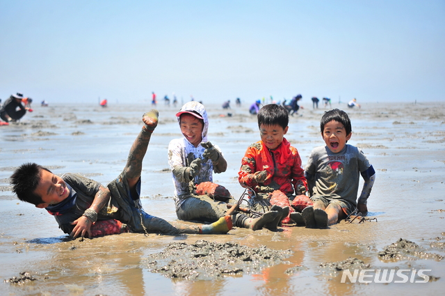 【고창=뉴시스】 이학권 기자 = 갯벌체험으로 유명세를 타고 있는 전북 고창군 하전마을에 바지락 특화요리 체험·시식공간이 마련된다고 22일 밝혔다. (사진 = 고창군 제공)  photo@newsis.com